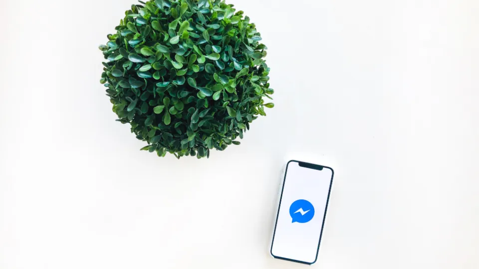 Osoba zadaje pytanie asystentowi AI na smartfonie