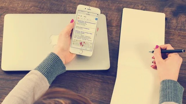 Notatnik z listą fraz kluczowych obok laptopa z wynikami wyszukiwania